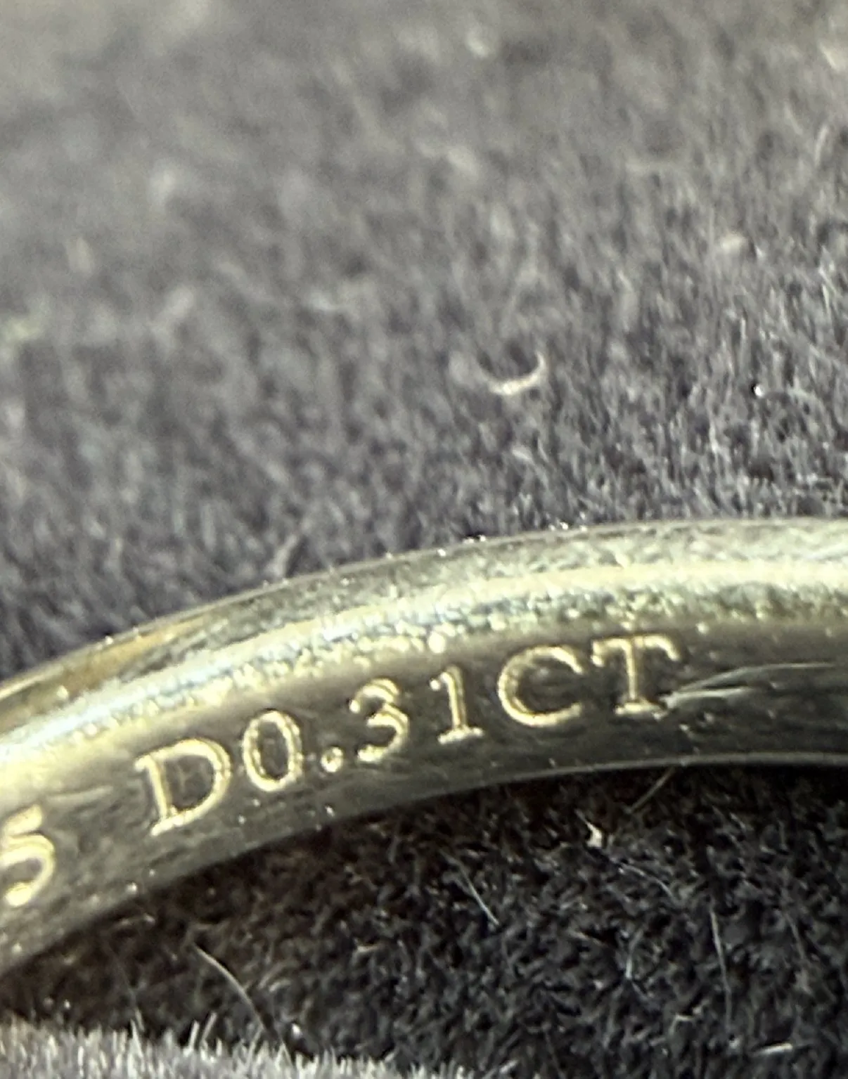 Гравировка D0.31CT на шинке кольца