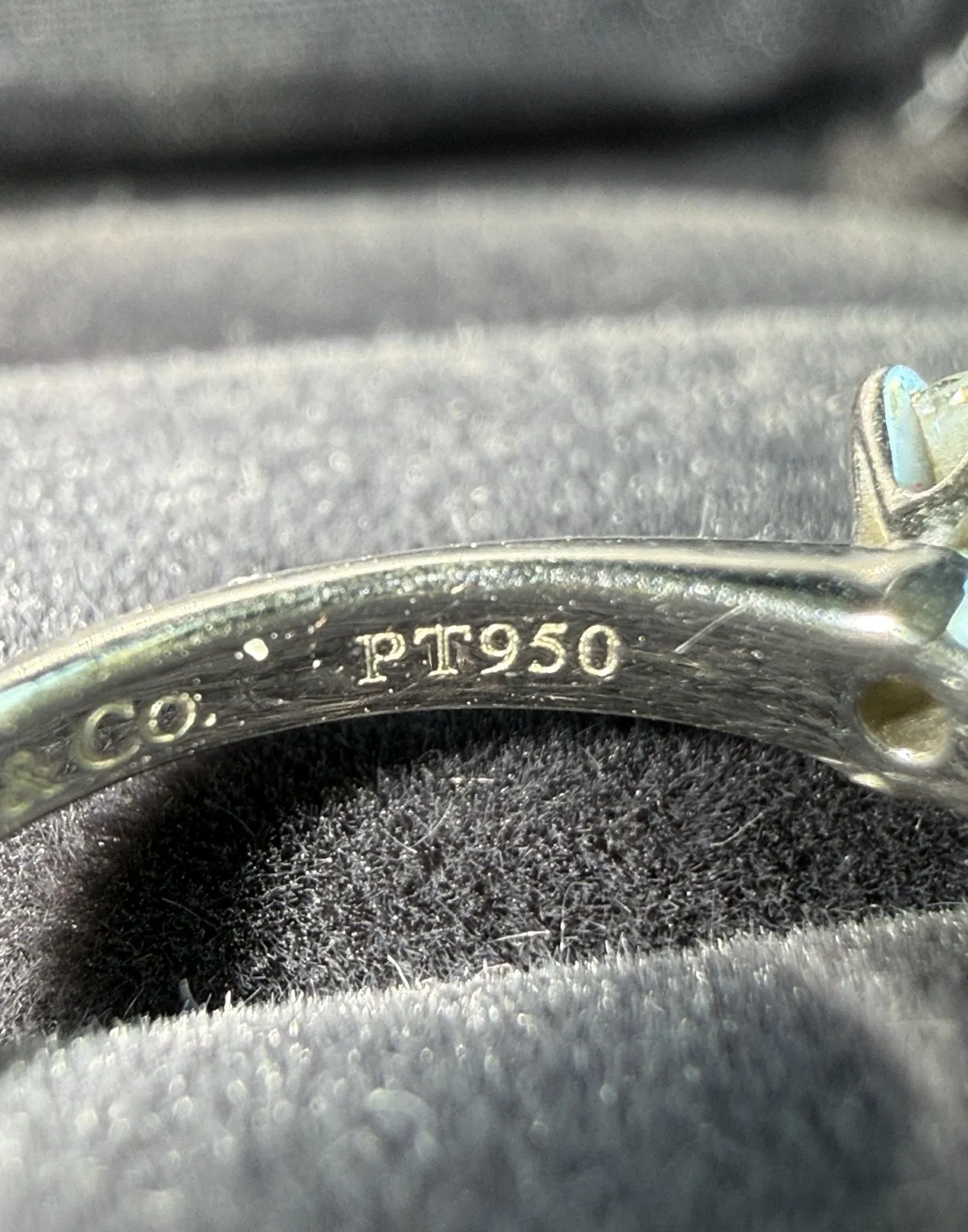 Клеймо PT950 на внутренней стороне кольца Tiffany & Co.
